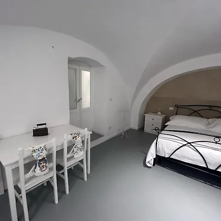 White Dome Retriet *