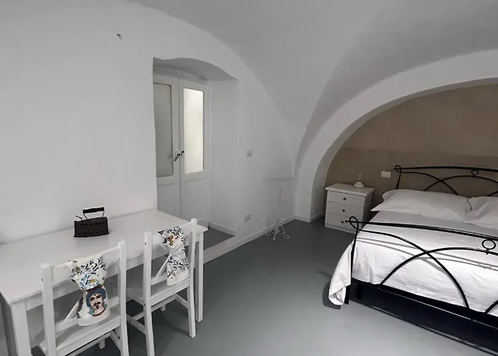 White Dome Retriet *